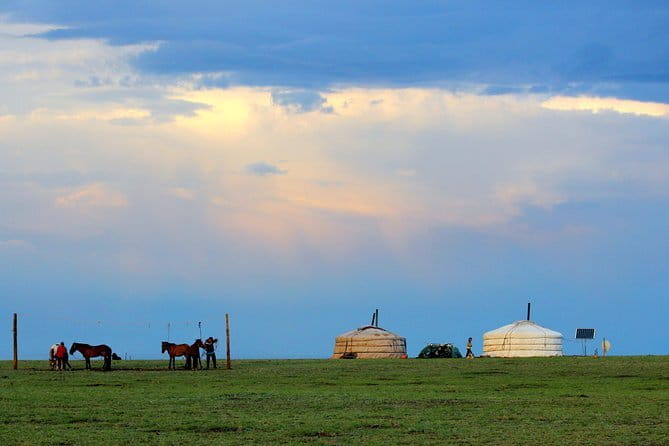 Gobi desert Mongolia for 8 days - Day 2: Tsagaan Suvarga’s desert cliffs